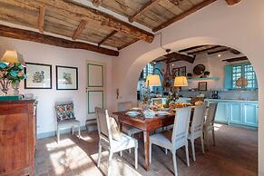 Villa Gufo in Lucca With 5 Bedrooms and 4 Bathrooms