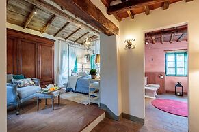 Villa Gufo in Lucca With 5 Bedrooms and 4 Bathrooms