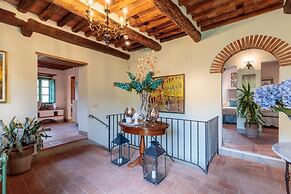 Villa Gufo in Lucca With 5 Bedrooms and 4 Bathrooms