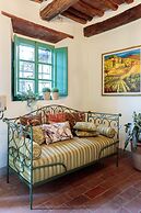 Villa Gufo in Lucca With 5 Bedrooms and 4 Bathrooms