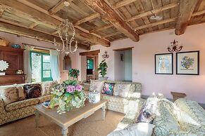 Villa Gufo in Lucca With 5 Bedrooms and 4 Bathrooms