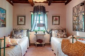 Villa Gufo in Lucca With 5 Bedrooms and 4 Bathrooms