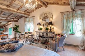 Villa Gufo in Lucca With 5 Bedrooms and 4 Bathrooms