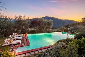 Villa Gufo in Lucca With 5 Bedrooms and 4 Bathrooms