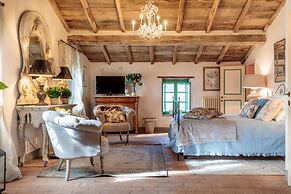 Villa Gufo in Lucca With 5 Bedrooms and 4 Bathrooms