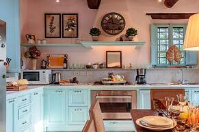 Villa Gufo in Lucca With 5 Bedrooms and 4 Bathrooms