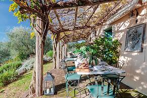 Villa Gufo in Lucca With 5 Bedrooms and 4 Bathrooms