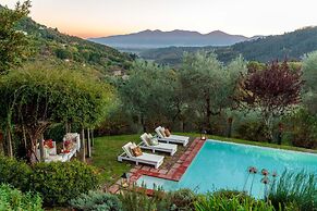 Villa Gufo in Lucca With 5 Bedrooms and 4 Bathrooms