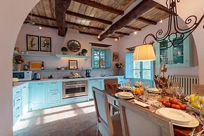 Villa Gufo in Lucca With 5 Bedrooms and 4 Bathrooms