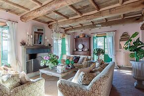 Villa Gufo in Lucca With 5 Bedrooms and 4 Bathrooms