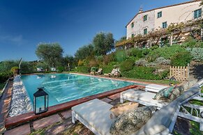 Villa Gufo in Lucca With 5 Bedrooms and 4 Bathrooms
