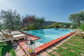 Villa Gufo in Lucca With 5 Bedrooms and 4 Bathrooms