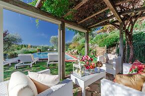 Villa Gufo in Lucca With 5 Bedrooms and 4 Bathrooms