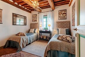 Villa Gufo in Lucca With 5 Bedrooms and 4 Bathrooms