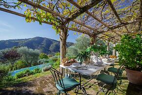 Villa Gufo in Lucca With 5 Bedrooms and 4 Bathrooms