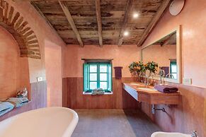 Villa Gufo in Lucca With 5 Bedrooms and 4 Bathrooms