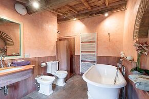 Villa Gufo in Lucca With 5 Bedrooms and 4 Bathrooms