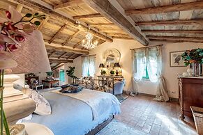 Villa Gufo in Lucca With 5 Bedrooms and 4 Bathrooms