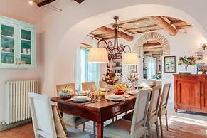 Villa Gufo in Lucca With 5 Bedrooms and 4 Bathrooms