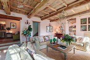 Villa Gufo in Lucca With 5 Bedrooms and 4 Bathrooms