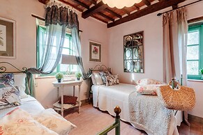 Villa Gufo in Lucca With 5 Bedrooms and 4 Bathrooms