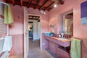 Villa Gufo in Lucca With 5 Bedrooms and 4 Bathrooms