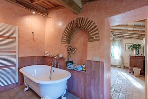 Villa Gufo in Lucca With 5 Bedrooms and 4 Bathrooms