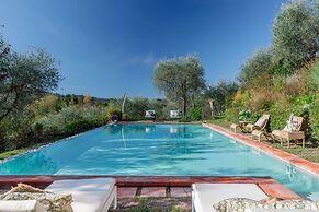 Villa Gufo in Lucca With 5 Bedrooms and 4 Bathrooms