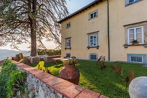 Villa Borbone - Perched on the Lucca Hills