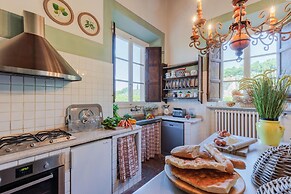 Villa Borbone - Perched on the Lucca Hills