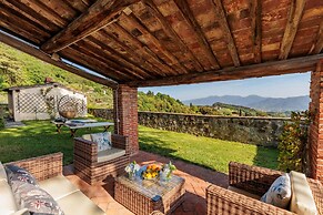 Villa Borbone - Perched on the Lucca Hills