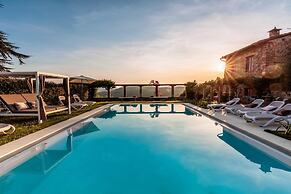 Villa Borbone - Perched on the Lucca Hills