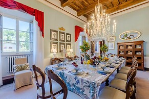 Villa Borbone - Perched on the Lucca Hills