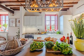 Villa Borbone - Perched on the Lucca Hills