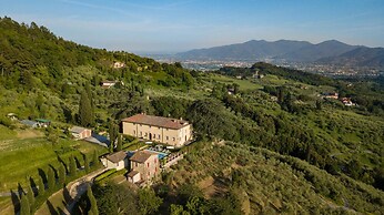 Villa Borbone - Perched on the Lucca Hills