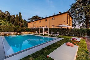 Villa Borbone - Perched on the Lucca Hills