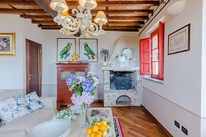 Villa Borbone - Perched on the Lucca Hills