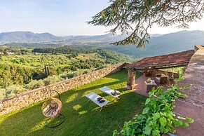Villa Borbone - Perched on the Lucca Hills