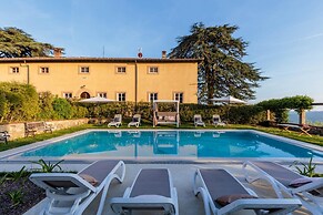Villa Borbone - Perched on the Lucca Hills