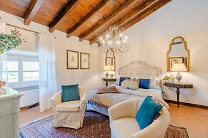 Villa Borbone - Perched on the Lucca Hills