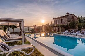 Villa Borbone - Perched on the Lucca Hills