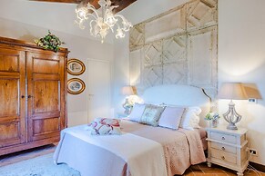 Villa Borbone - Perched on the Lucca Hills