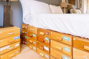 Stylish 3 Bedroom Apartment Near Hollyrood Park