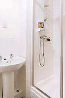 Stylish 3 Bedroom Apartment Near Hollyrood Park