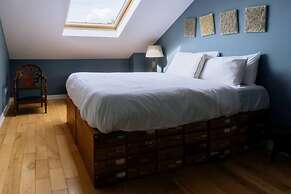 Stylish 3 Bedroom Apartment Near Hollyrood Park