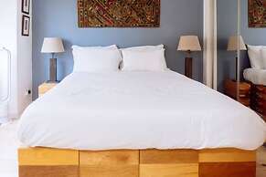 Stylish 3 Bedroom Apartment Near Hollyrood Park