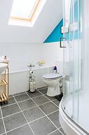 Stylish 3 Bedroom Apartment Near Hollyrood Park