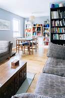 Stylish 3 Bedroom Apartment Near Hollyrood Park