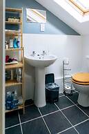 Stylish 3 Bedroom Apartment Near Hollyrood Park