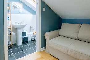 Stylish 3 Bedroom Apartment Near Hollyrood Park